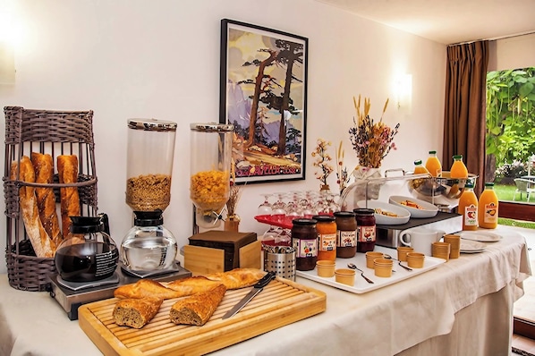 Kontinental frukost varje dag (EUR 7.9 per person)