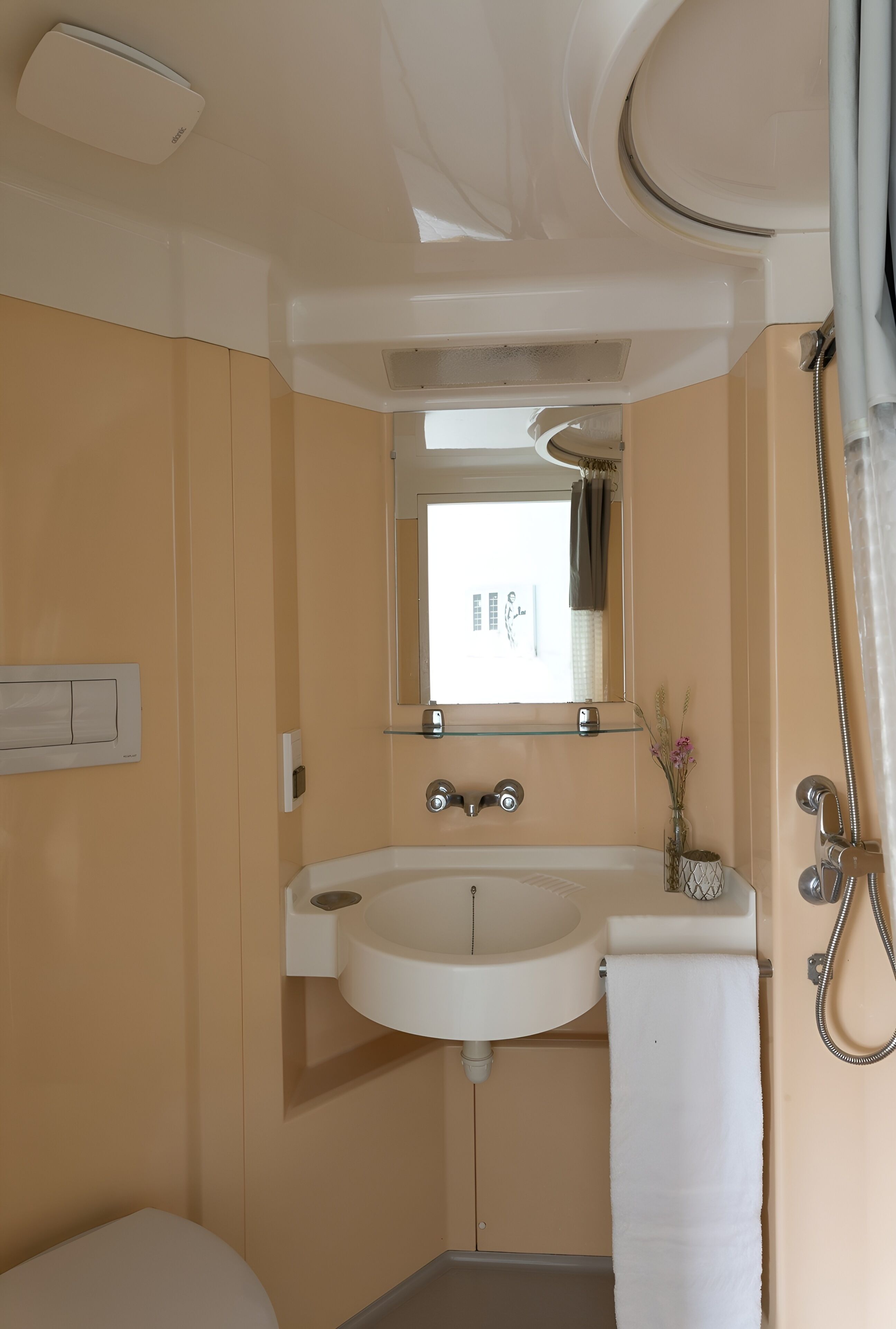 Une petite salle de bain comprenant un lavabo, un miroir et une douche.
