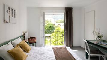 Economy Apartment, 1 Queen Bed, Kitchen, Garden Area | 1 bedroom, desk, blackout drapes, free WiFi