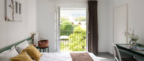 Căn hộ Economy, 1 giường cỡ queen, bếp, khu vực vườn | Bàn, màn/rèm cản sáng, truy cập Internet không dây miễn phí