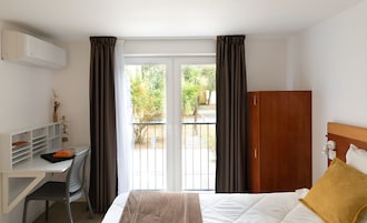 Escritorio, cortinas blackout, wifi gratis y ropa de cama 