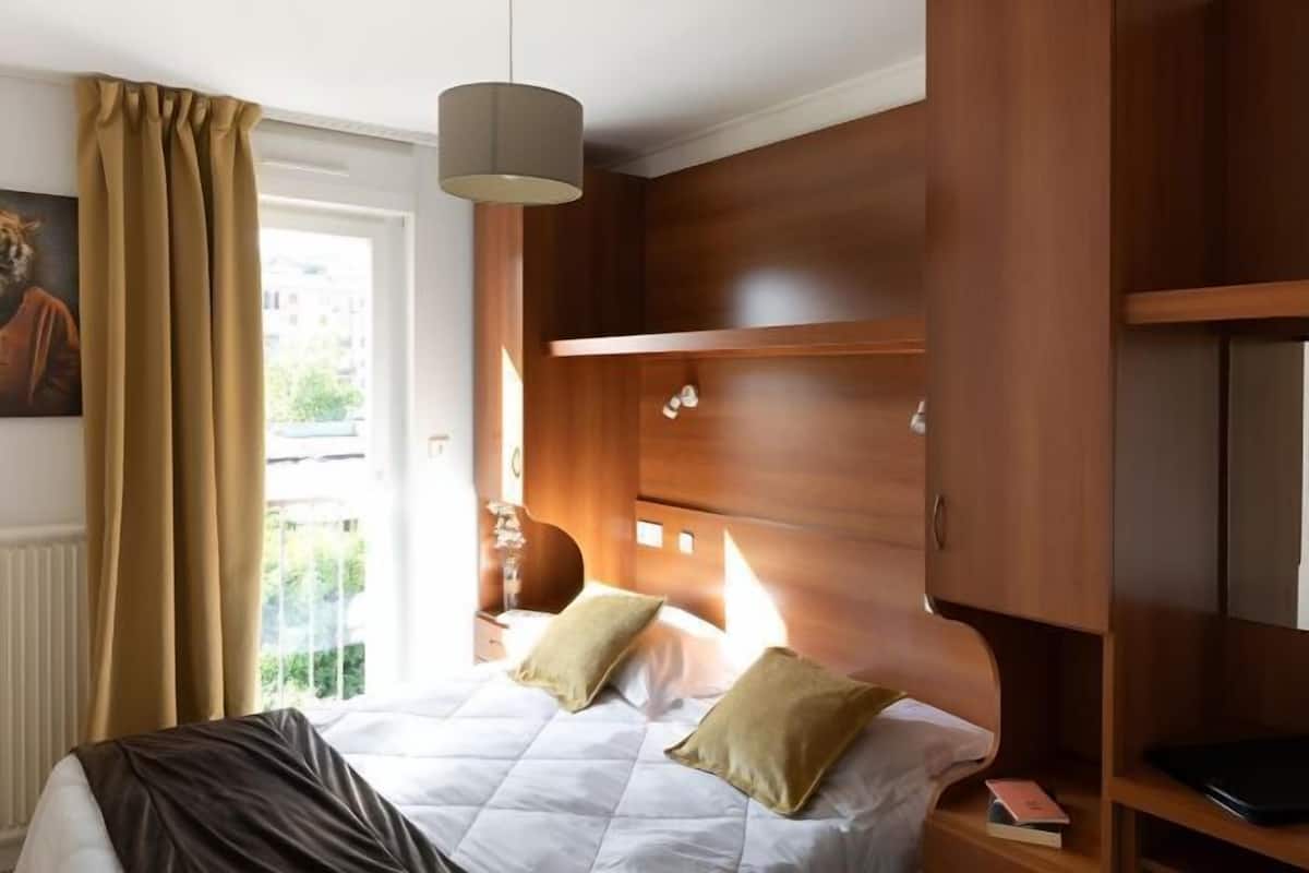 Escritorio, cortinas blackout, wifi gratis y ropa de cama 