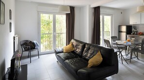 Family Apartment, 2 Bedrooms, Kitchen (4 PAX) | Living area