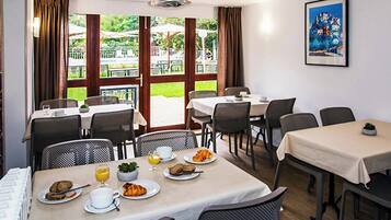 Daily continental breakfast (EUR 7.9 per person)