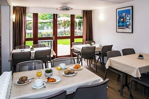 Daily continental breakfast (EUR 9 per person)