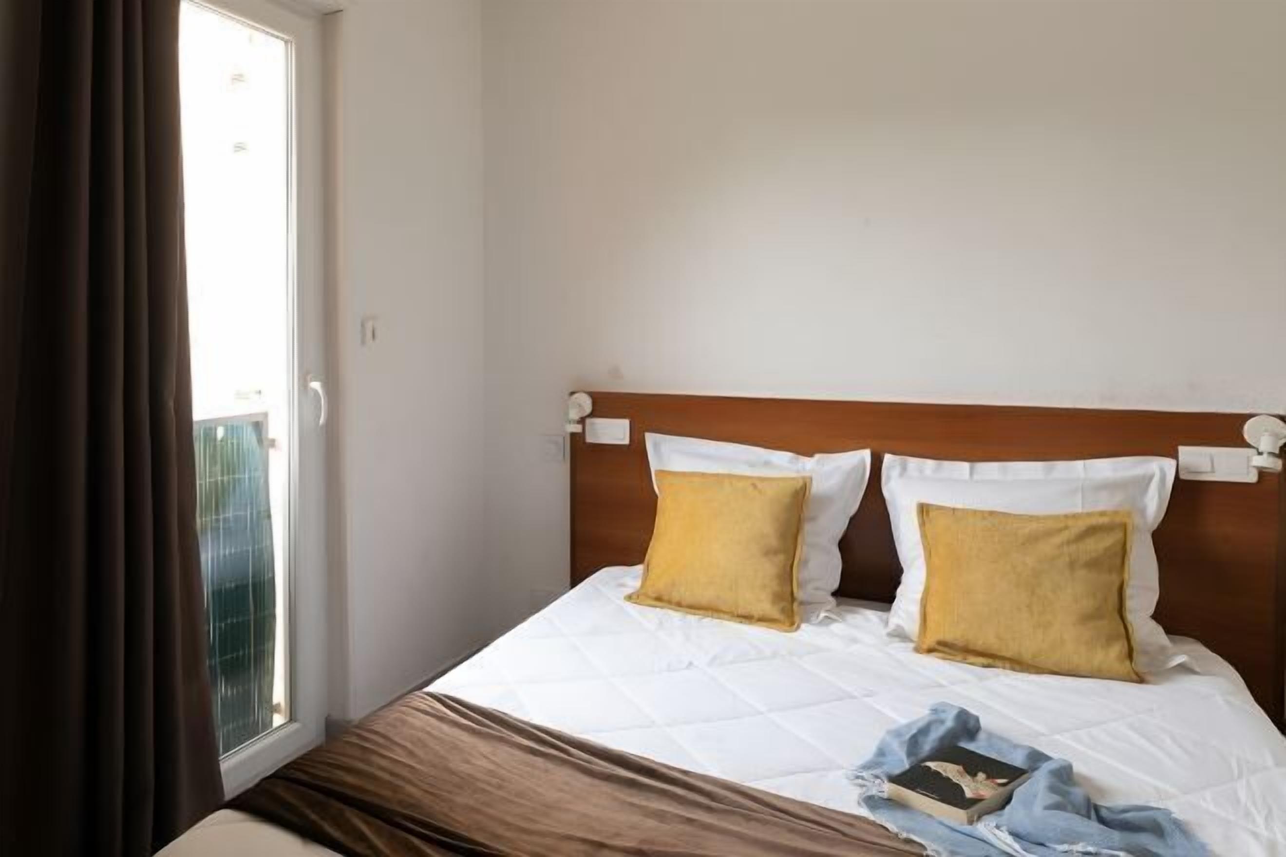 Schreibtisch, Verdunkelungsvorhänge, kostenloses WLAN, Bettwäsche