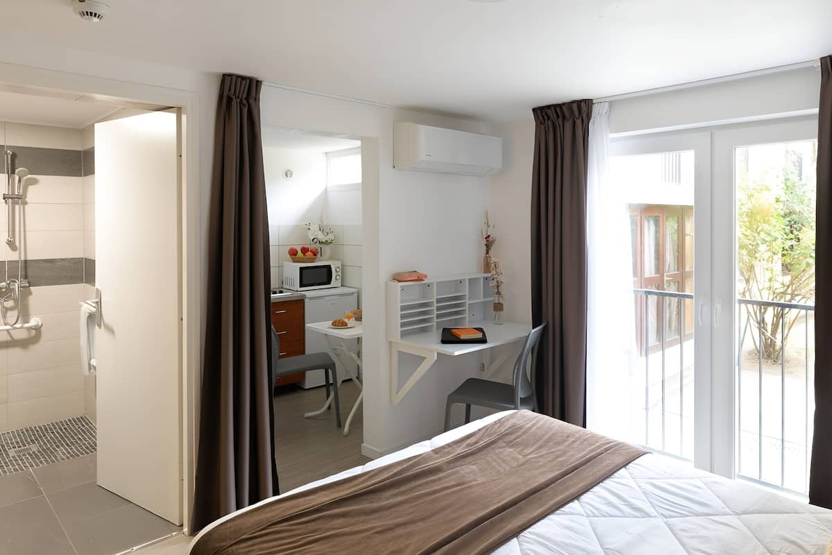 Standaard appartement, 1 tweepersoonsbed, toegankelijk voor mindervaliden | 1 slaapkamer, een bureau, verduisterende gordijnen, gratis wifi