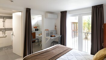 Escritorio, cortinas blackout, wifi gratis y ropa de cama