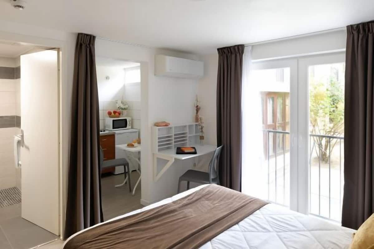 Escritorio, cortinas blackout, wifi gratis y ropa de cama 