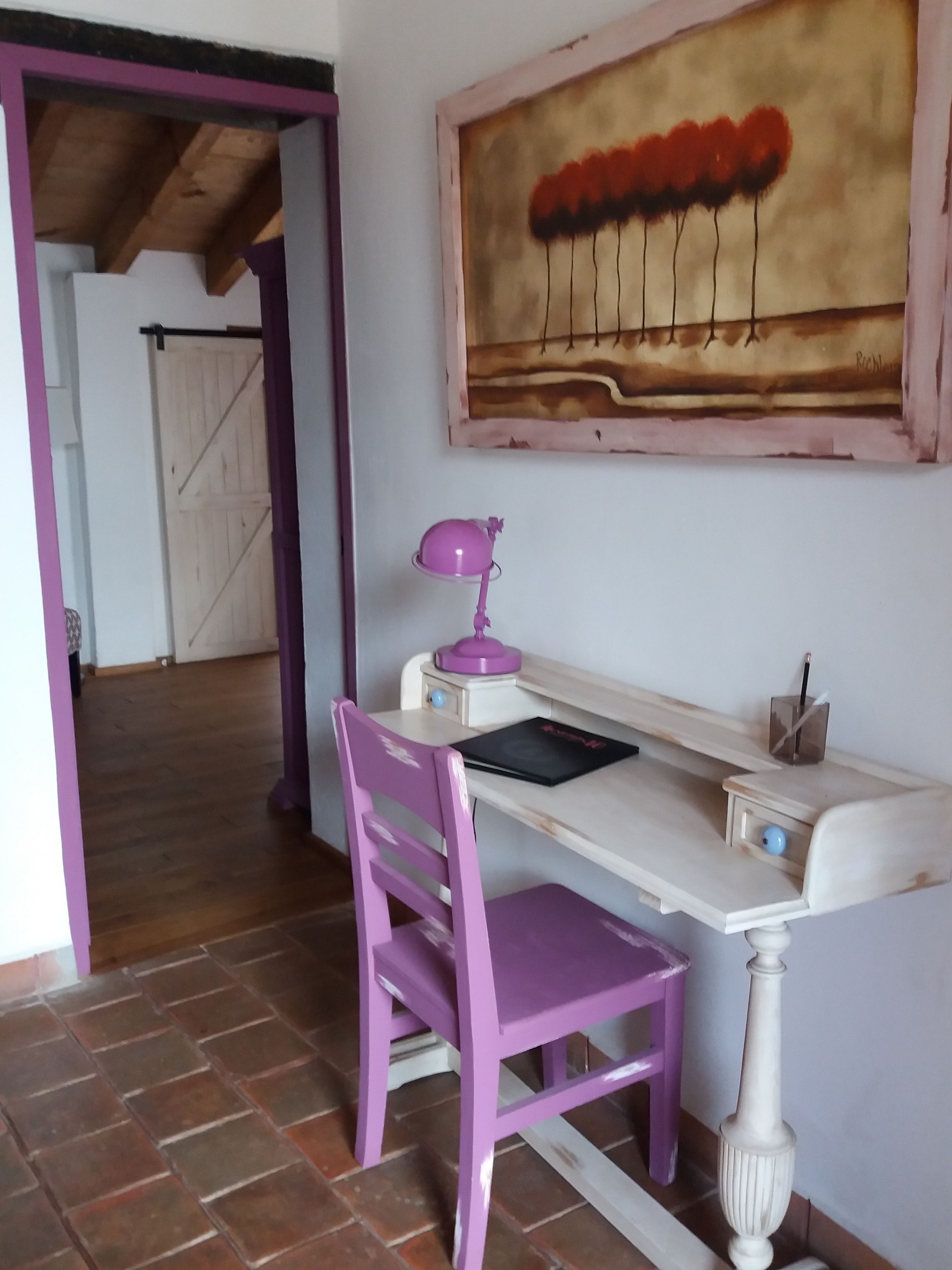 suite (dos) | living area | flat-screen tv