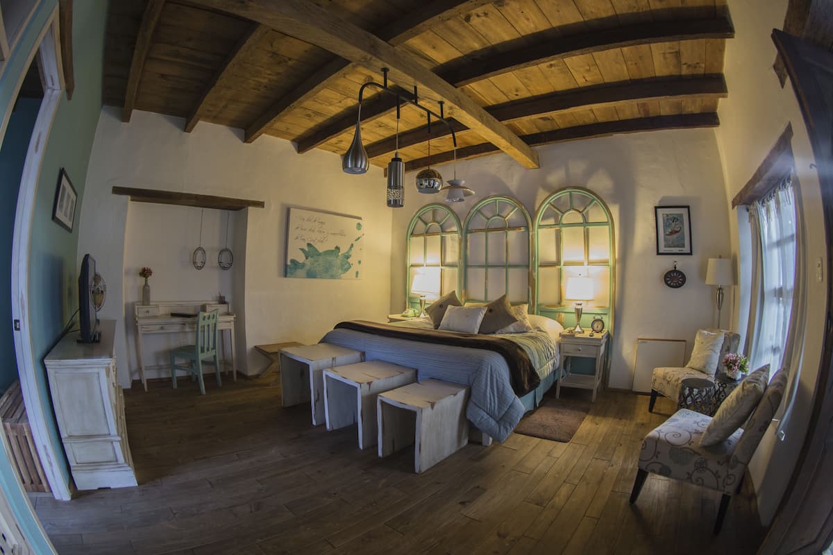 Suite (Cuatro) | In-room safe, individually decorated, individually furnished, desk