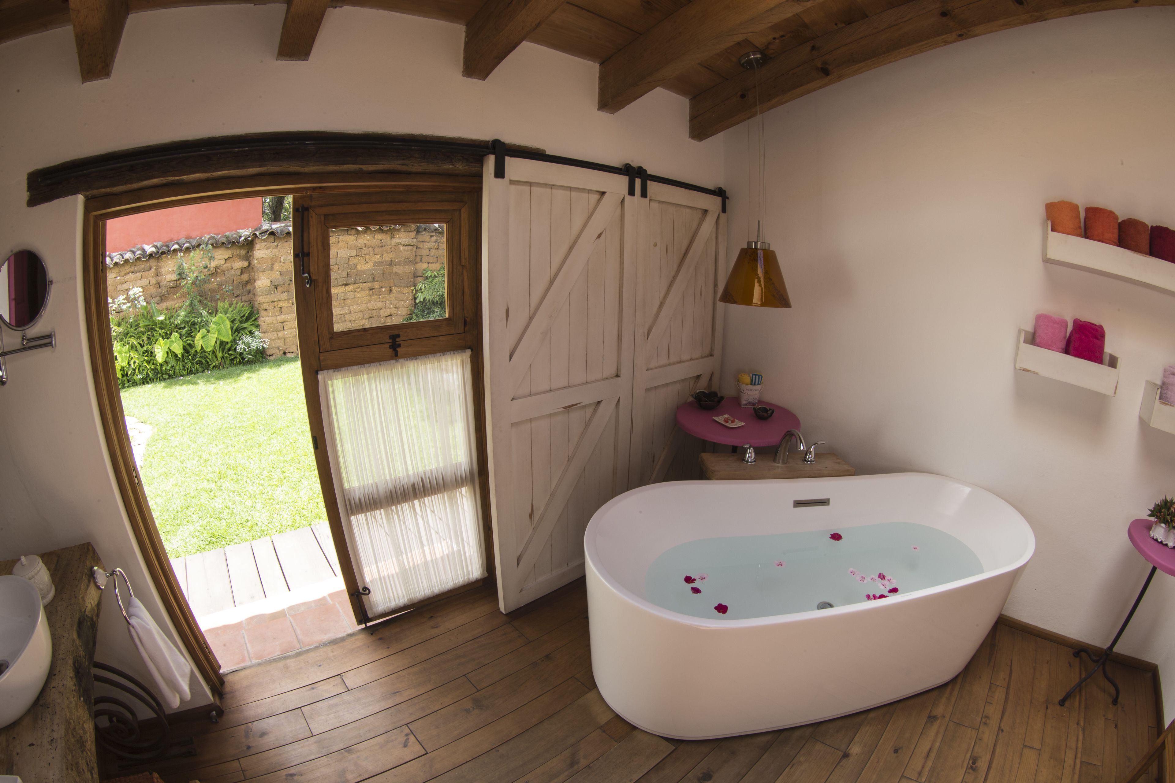 suite (tres) | bathroom | shower, free toiletries, hair dryer, bathrobes