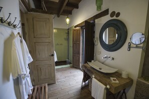 Shower, free toiletries, hair dryer, bathrobes - Mexicanos 10 Casavieja (San Cristóbal de las Casas)