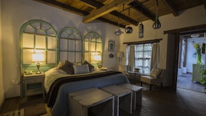 Suite (Cuatro) | In-room safe, desk, iron/ironing board, WiFi (free)