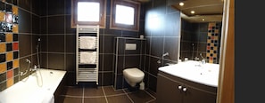 Quarto premium | Banheiro | Produtos de toalete grátis, secador de cabelo, toalhas de banho