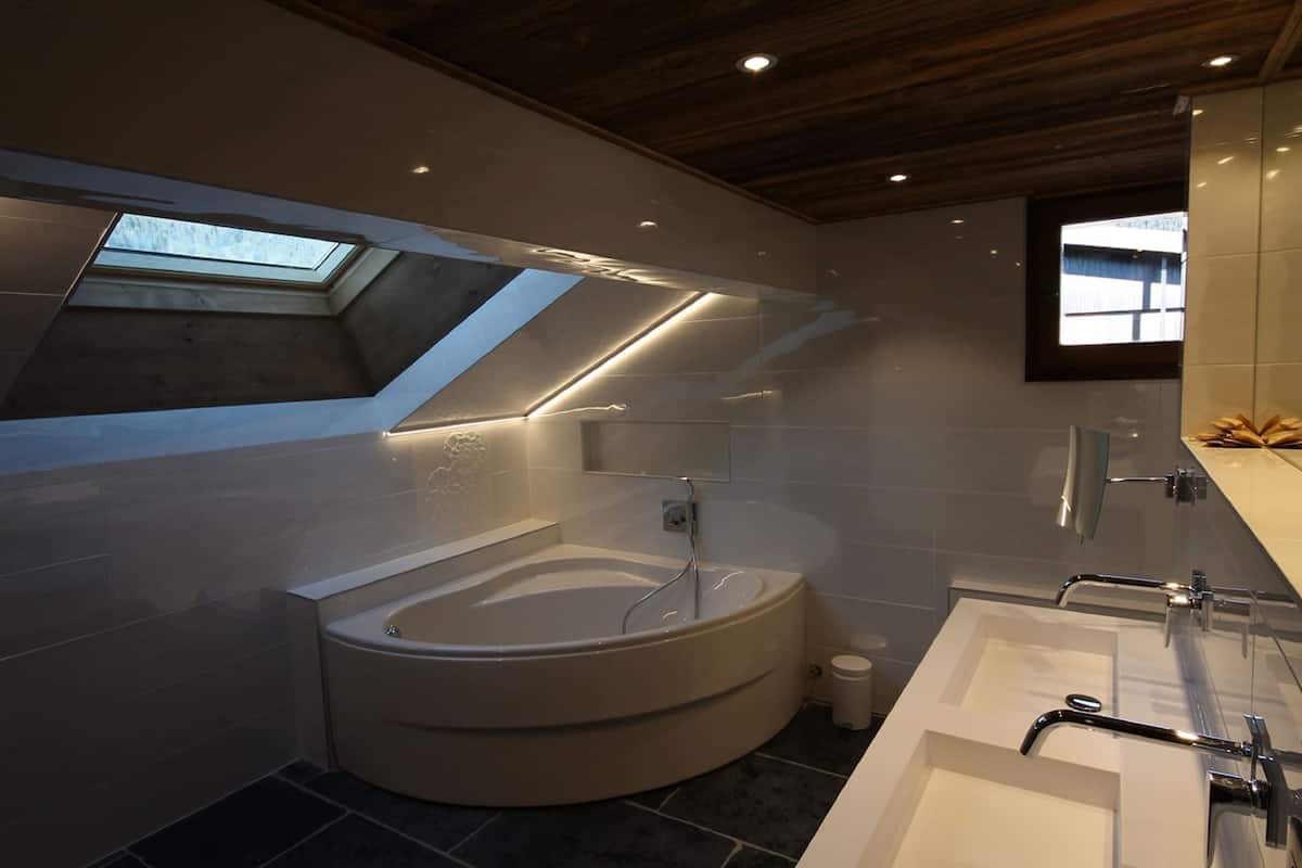 junior suite for family (4 or people) | bathroom | free toiletries, hair dryer, towels