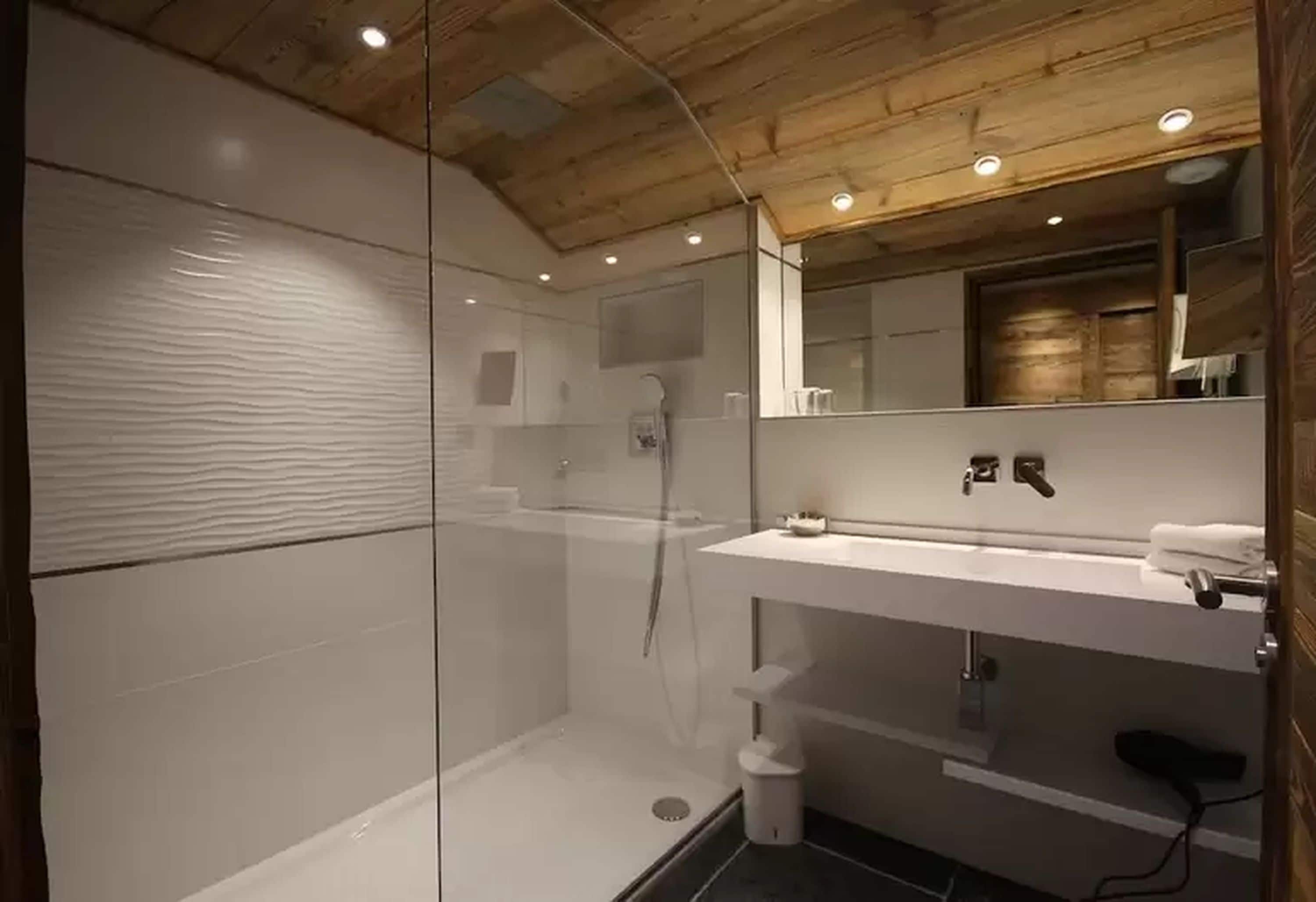 privilege room (2 people) | bathroom | free toiletries, hair dryer, towels