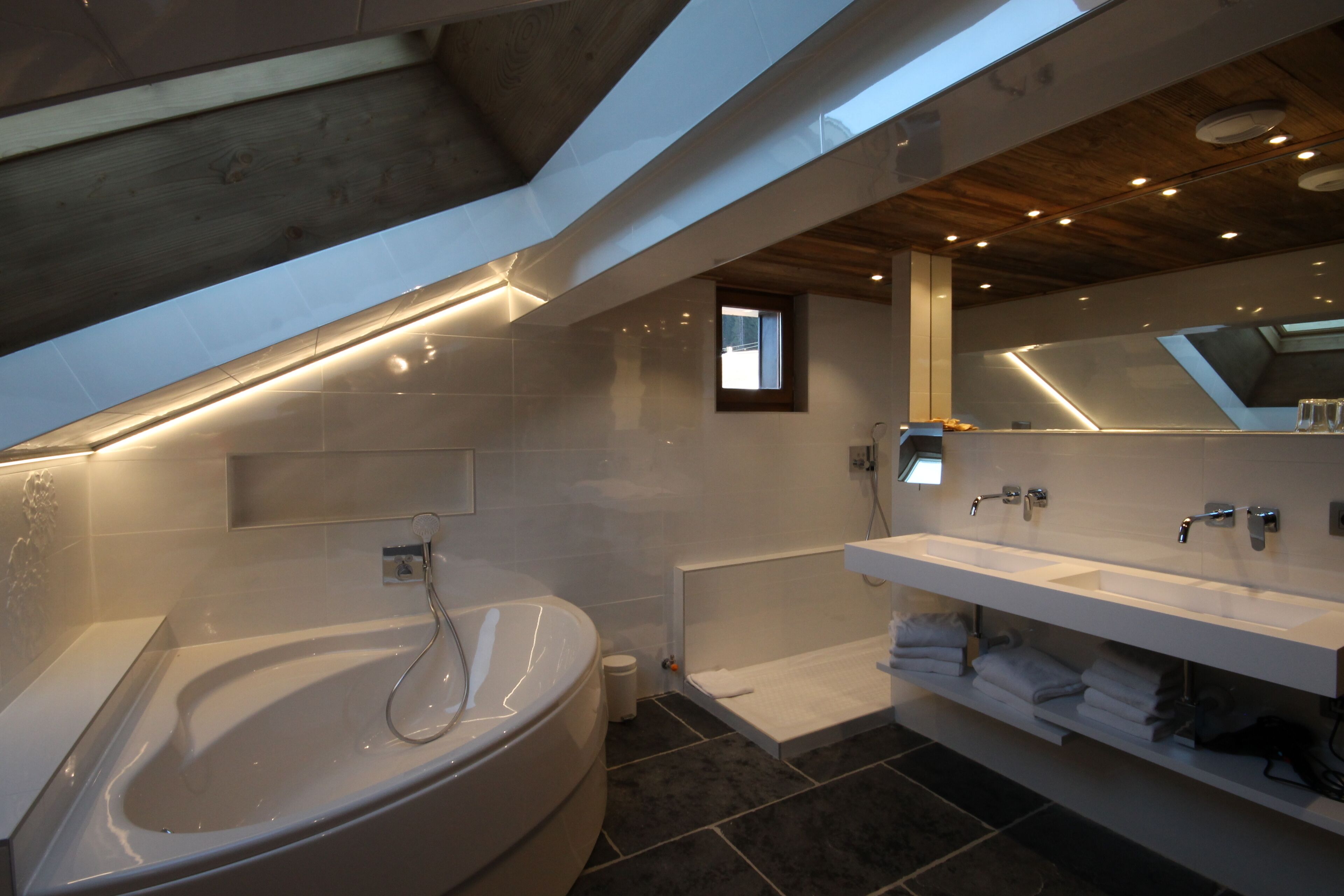 family junior suite, 5 or 6 persons | bathroom | free toiletries, hair dryer, towels