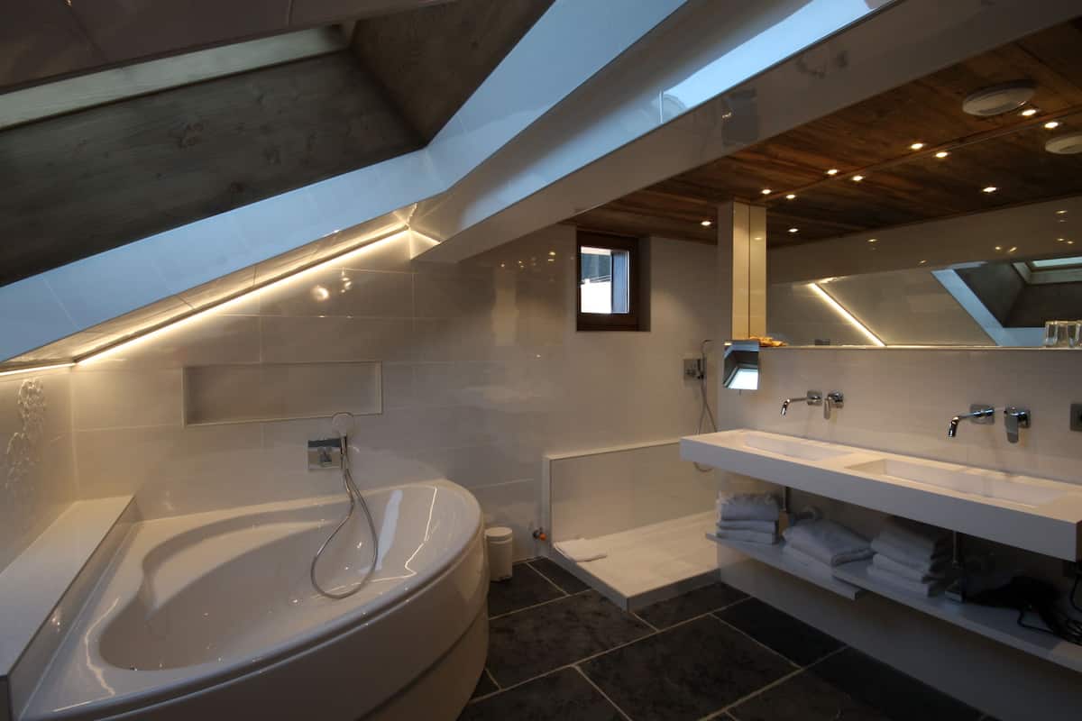 family junior suite, 5 or 6 persons | bathroom | free toiletries, hair dryer, towels