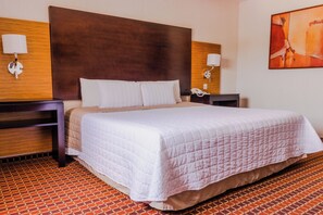 أغطية فراش متميزة وألحفة محشوة بالريش وخزنة داخل الغرفة ومكتب