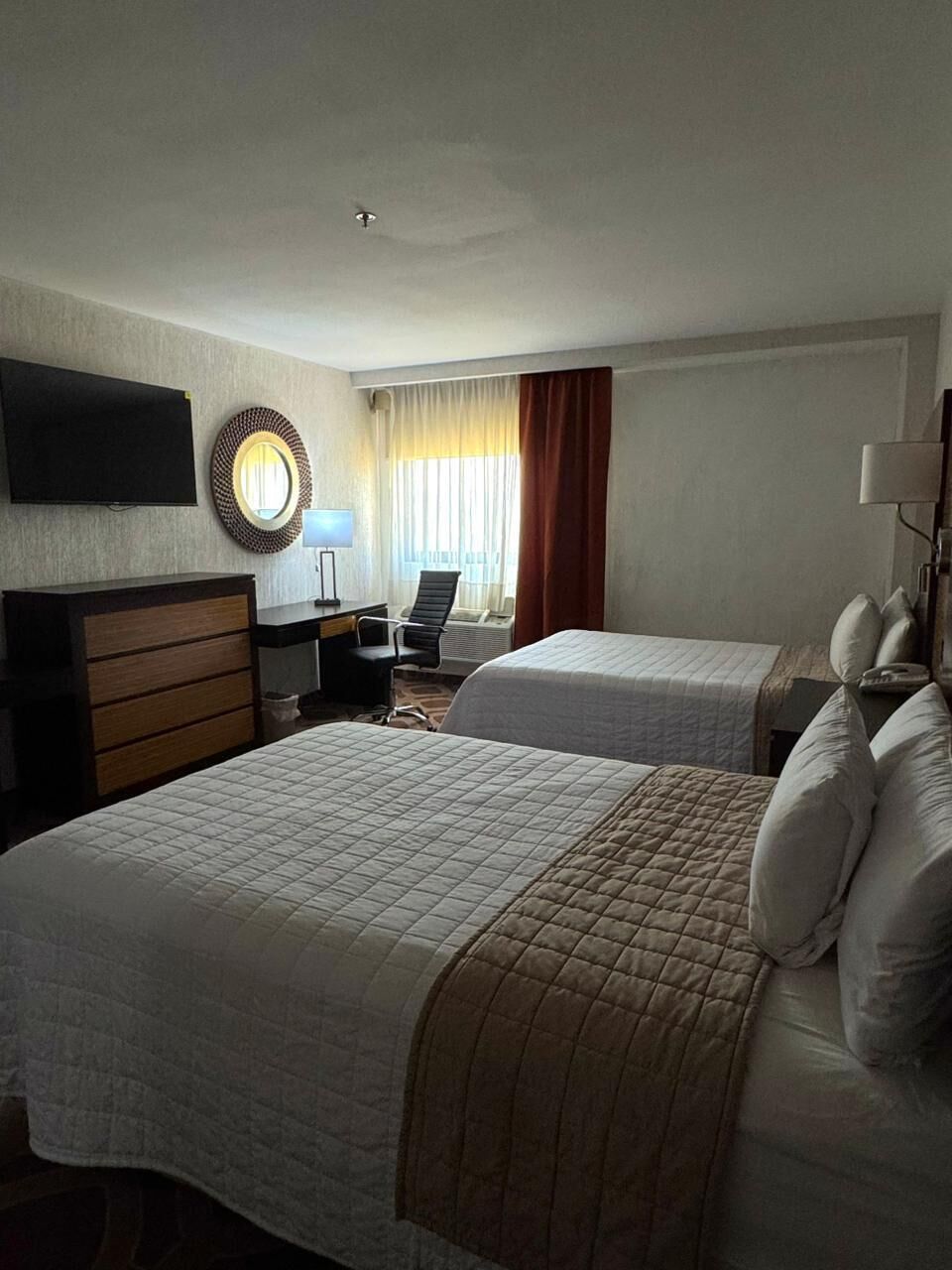 أغطية فراش متميزة وألحفة محشوة بالريش وخزنة داخل الغرفة ومكتب