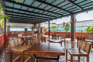 2 restaurantes; se sirve desayuno, almuerzo y cena; cocina internacional