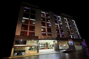 Fachada de la propiedad por la tarde o noche