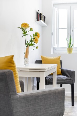 Studio (Electrico) | Oppholdsområde | En 50-centimeters Flatskjerm-TV med kabel-kanaler samt TV