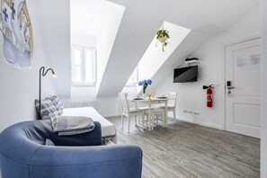 Apartment, 1 Bedroom (Descobrimentos) | Living area - Castle Inn Lisbon Apartments (Lisbon)
