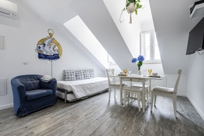 Leilighet, 1 soverom (Descobrimentos) | Oppholdsområde | En 50-centimeters Flatskjerm-TV med kabel-kanaler samt TV