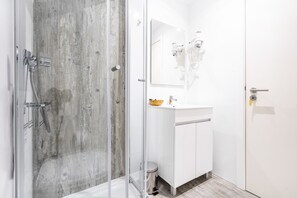 Apartment, 1 Bedroom (Descobrimentos) | Bathroom | Shower, rainfall showerhead, hair dryer, towels - Castle Inn Lisbon Apartments (Lisbon)