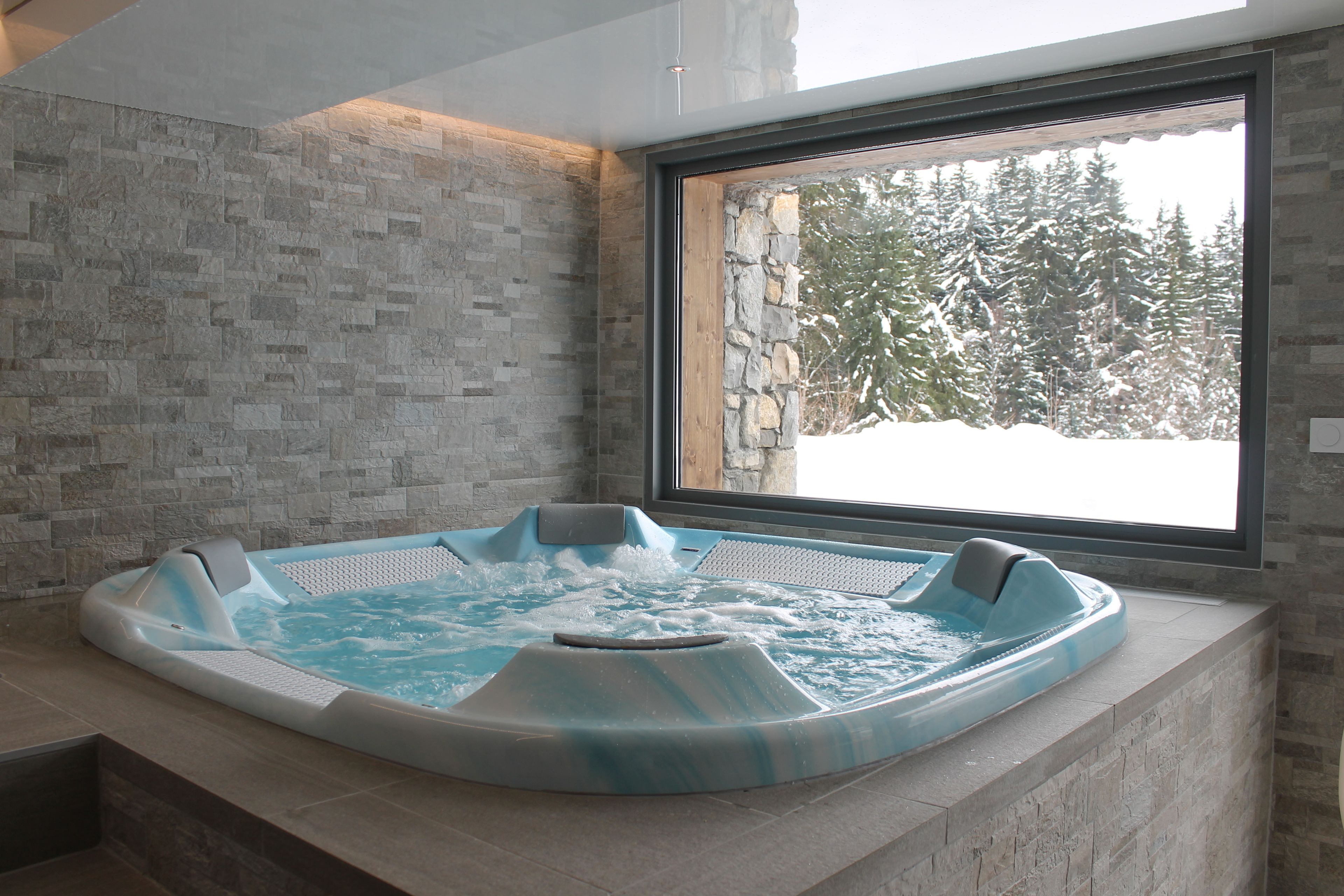 Indoor spa tub