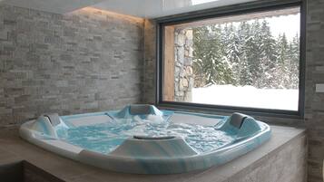 Indoor spa tub