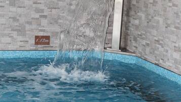 Kolam renang indoor