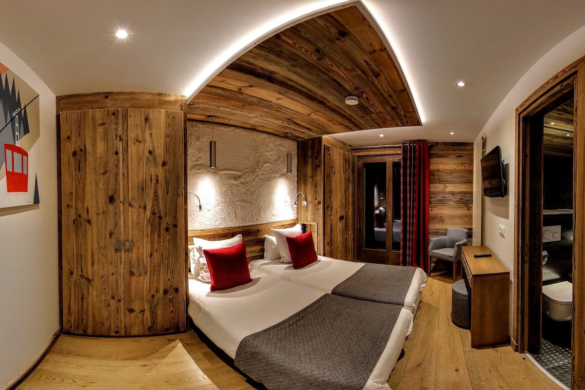 Habitación triple | Caja de seguridad en la habitación y escritorio