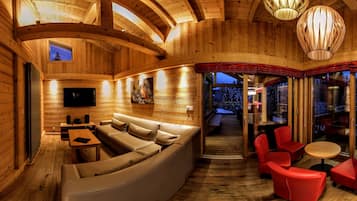 Chalet, 6 Bedrooms | Living area