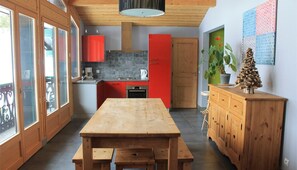 Apartment, 4 Bedrooms (Rhododendron) | In-room dining - Chalet Fleur des Alpes (Les Gets)
