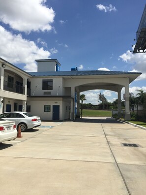 숙박 시설 입구