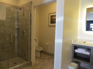 Dusche, kostenlose Toilettenartikel, Handtücher