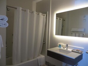 Een douche, gratis toiletartikelen, handdoeken
