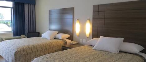 Escritorio, tabla de planchar con plancha y wifi gratis