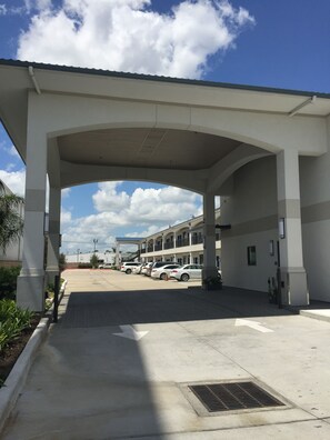 숙박 시설 입구