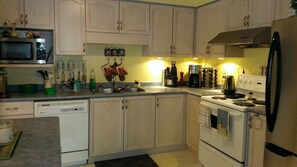 Horno, parrilla de estufa, lavavajillas y arrocera 