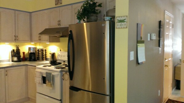 Un four, surface de cuisson, lave-vaisselle, cuiseur Ă riz