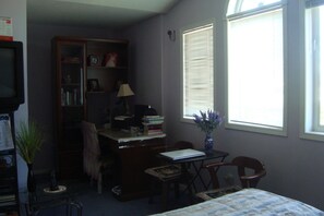 Egyptian cotton sheets, premium bedding, Tempur-Pedic beds, desk - HB Guest Home 3 (Waterloo)