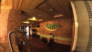 A spa interior with a wooden ceiling, a sign reading "SPA", and exercise equipment. - Hotel Boutique Mary Carmen (Ambato)