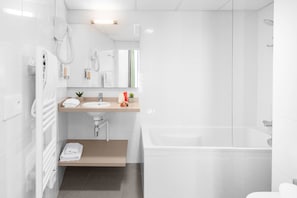 Chambre supérieure, 2 lits jumeaux | Salle de bain | Douche, articles de toilette écologiques, séchoir à cheveux