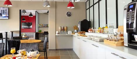 Petit déjeuner buffet (13.90 EUR par personne)
