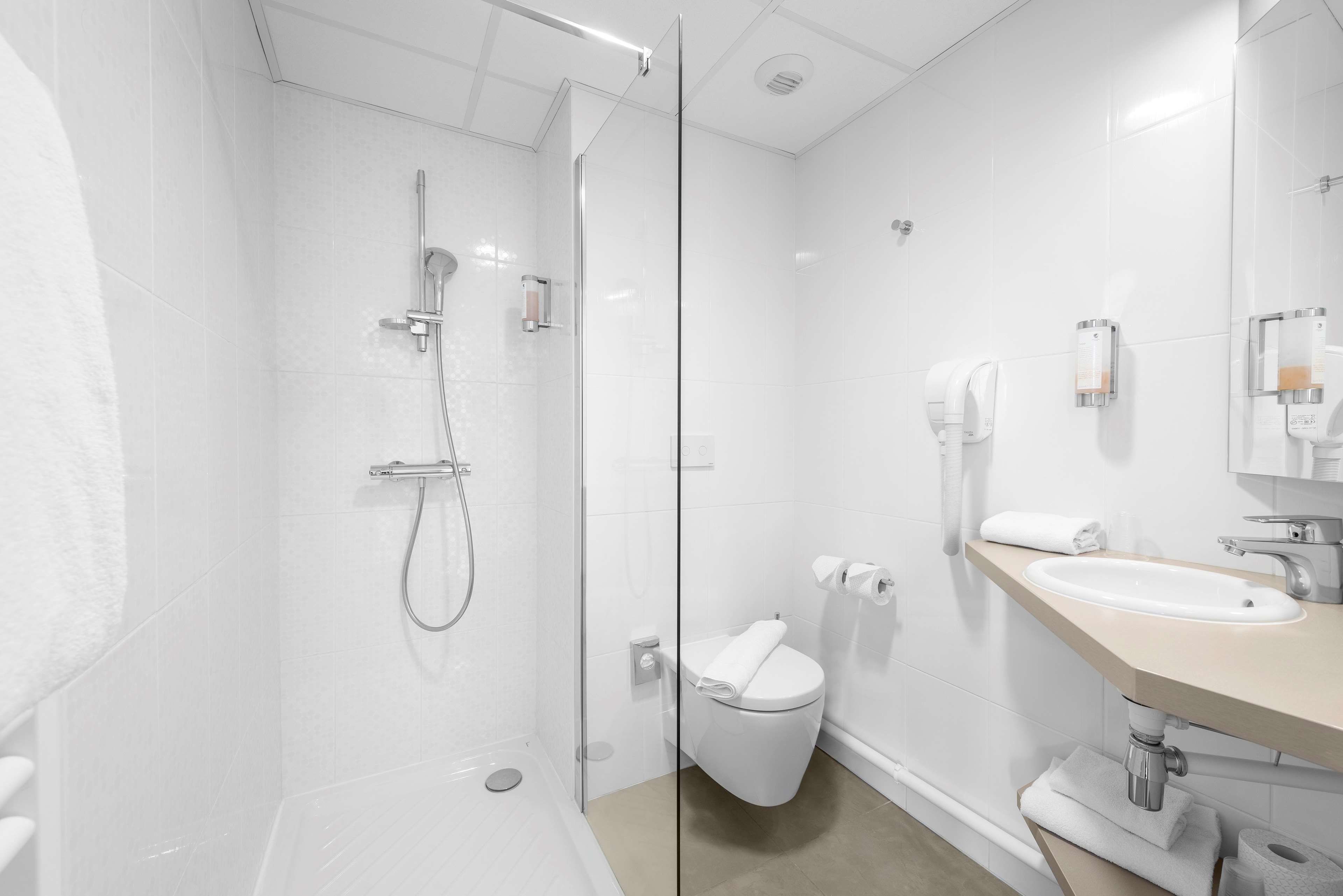 standard room, 1 queen bed | bathroom | shower, eco-friendly toiletries, hair dryer, towels