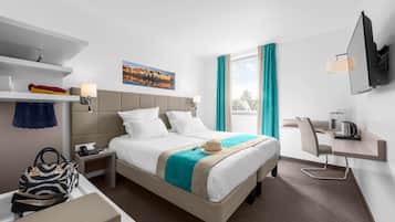 Rom – standard, 2 enkeltsenger | Sengetøy av topp kvalitet, skrivebord og skrivebord for bærbar PC